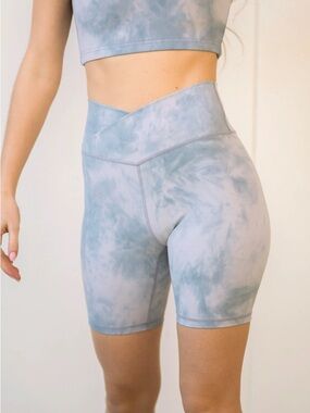 POPFLEX The Hourglass Crisscross Biker Short in Sky Marble Blue Size Small